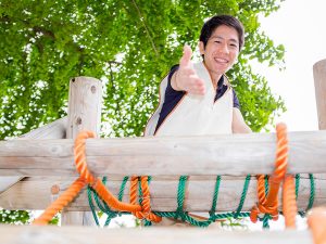 手を差し出す男性